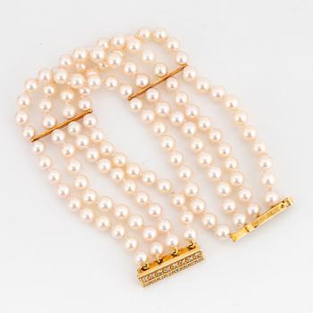 Cultured four strand pearl bracelet, clasp 18K gold with brilliant-cut diamonds.