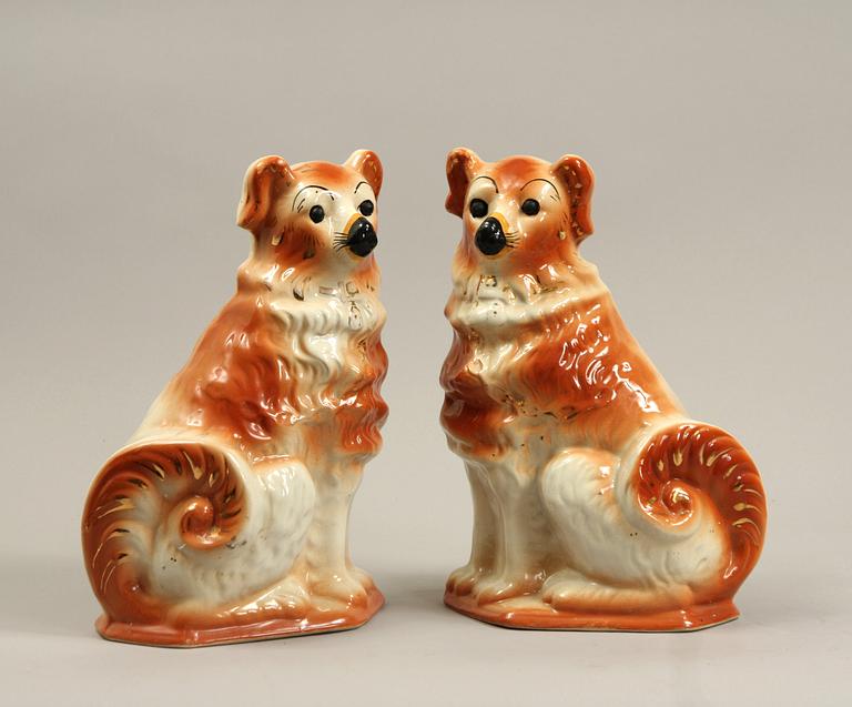 FIGURINER, ett par, flintgods, England.