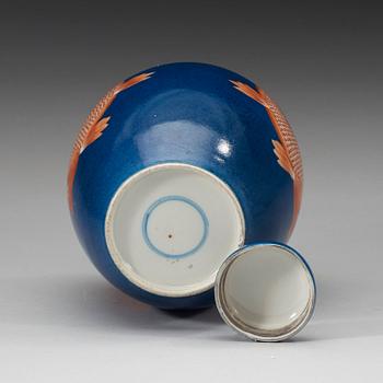A powder blue jar with cover, late Qing dynasty (1644-1912).