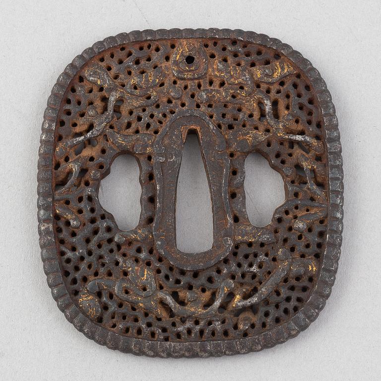 Tsuba, tre stycken, mumei, Japan 1800-tal.