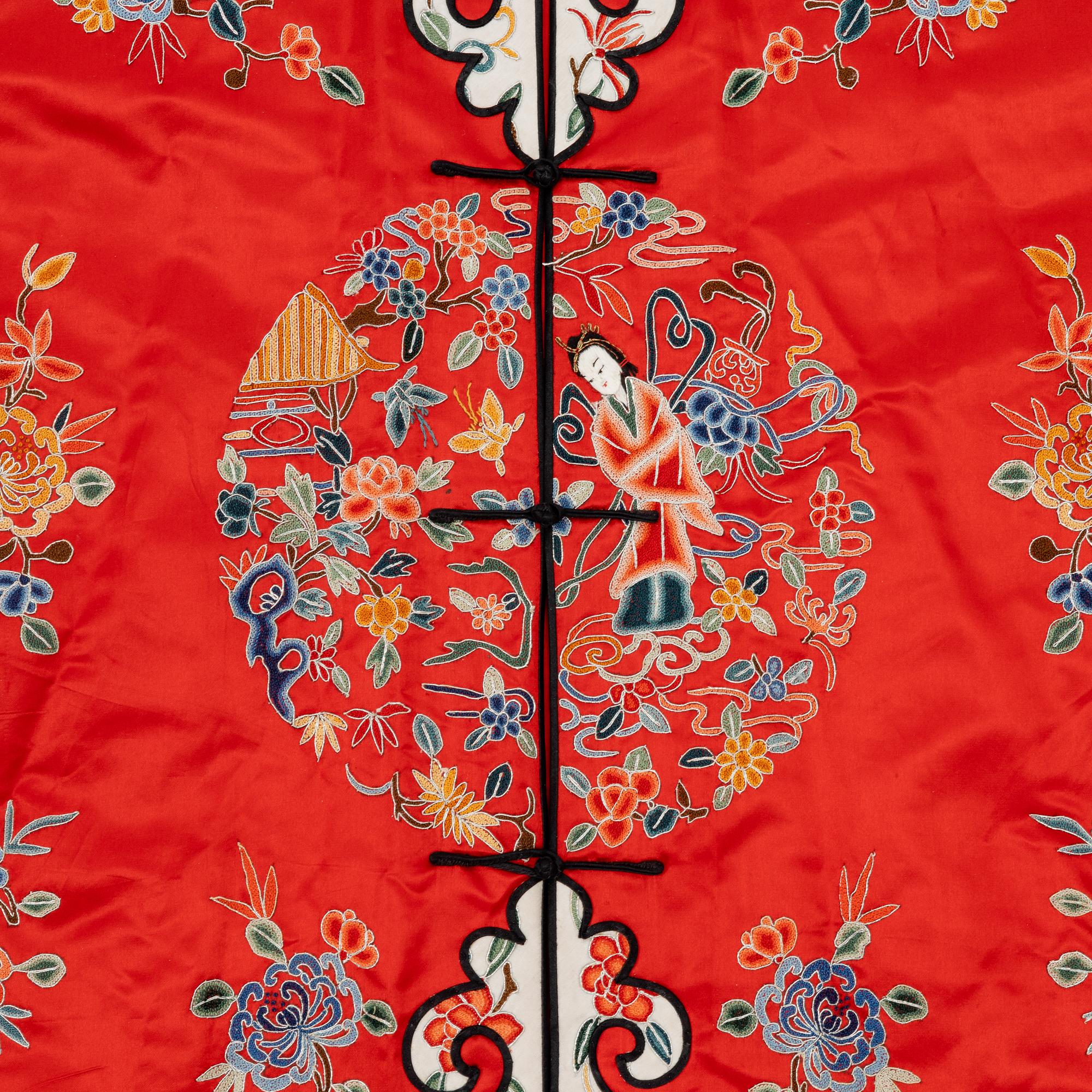 An embroidered Chinese silk robe, first half of the 20th century.