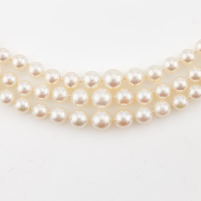 Pearl necklace, three-strand, graduated cultured pearls, clasp in 18K white gold and brilliant-cut diamonds.