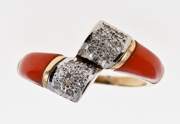 RING, 18 K guld med korall och briljantslipade diamanter, tot 0.18 ct.