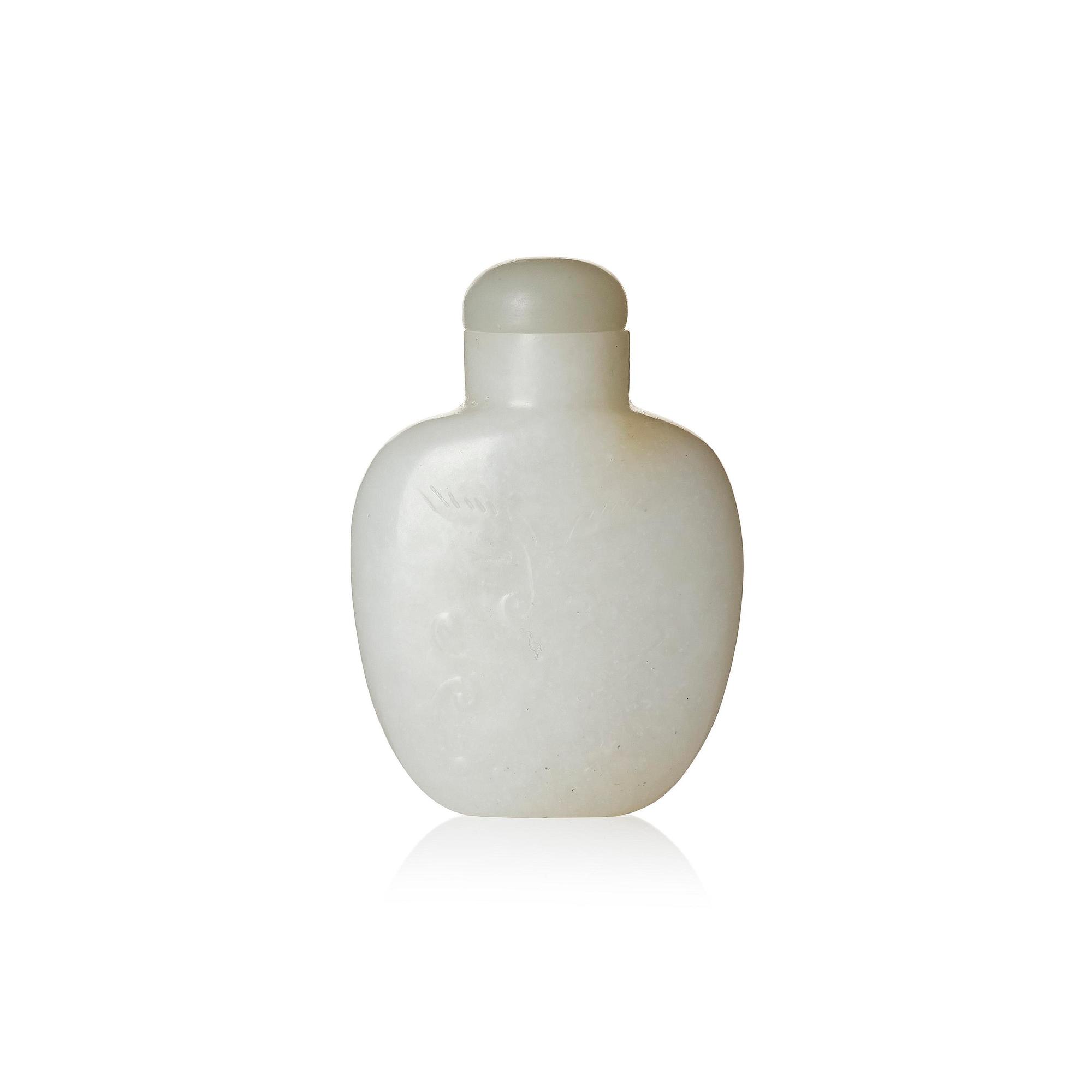 A white nephrite snuff bottle with stopper, Qing dynasty (1644-1912).