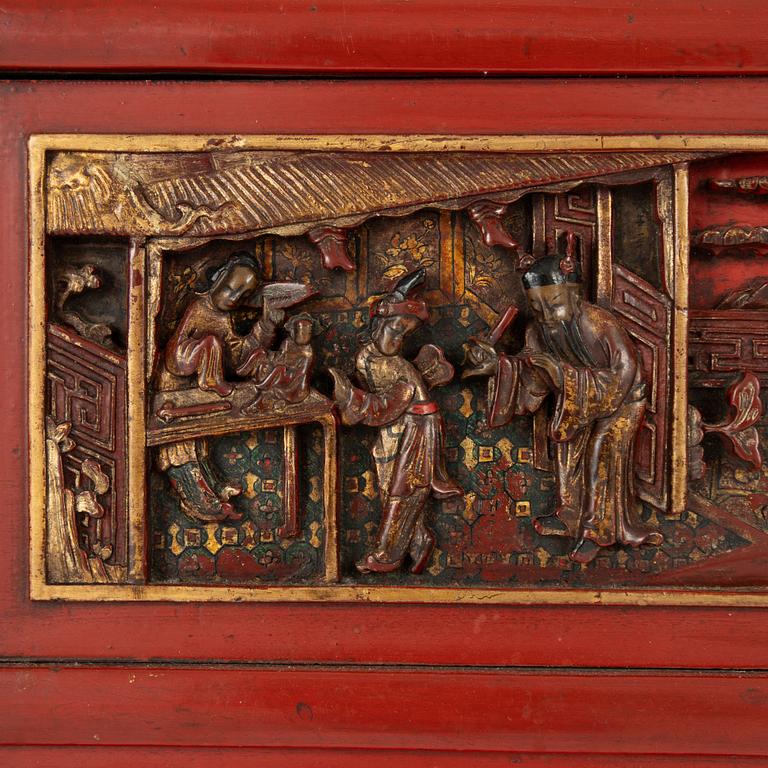 A lacquered mirror, Qing dynasty, 19th century.