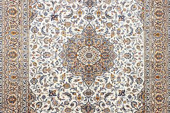A Kashan carpet, c. 392 x 290 cm.