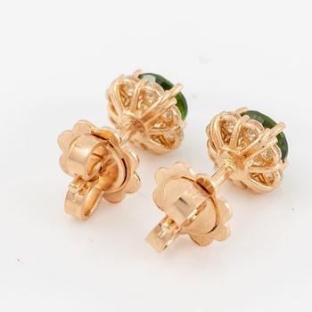 Ett par örhängen 14K guld  med gröna fasettslipade turmaliner och runda briljantslipade diamanter.
