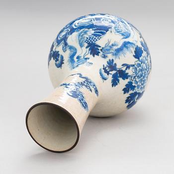 A ge-glazed blue and white Chinese porcelain vase from late Qing Dynasty, around 1900.