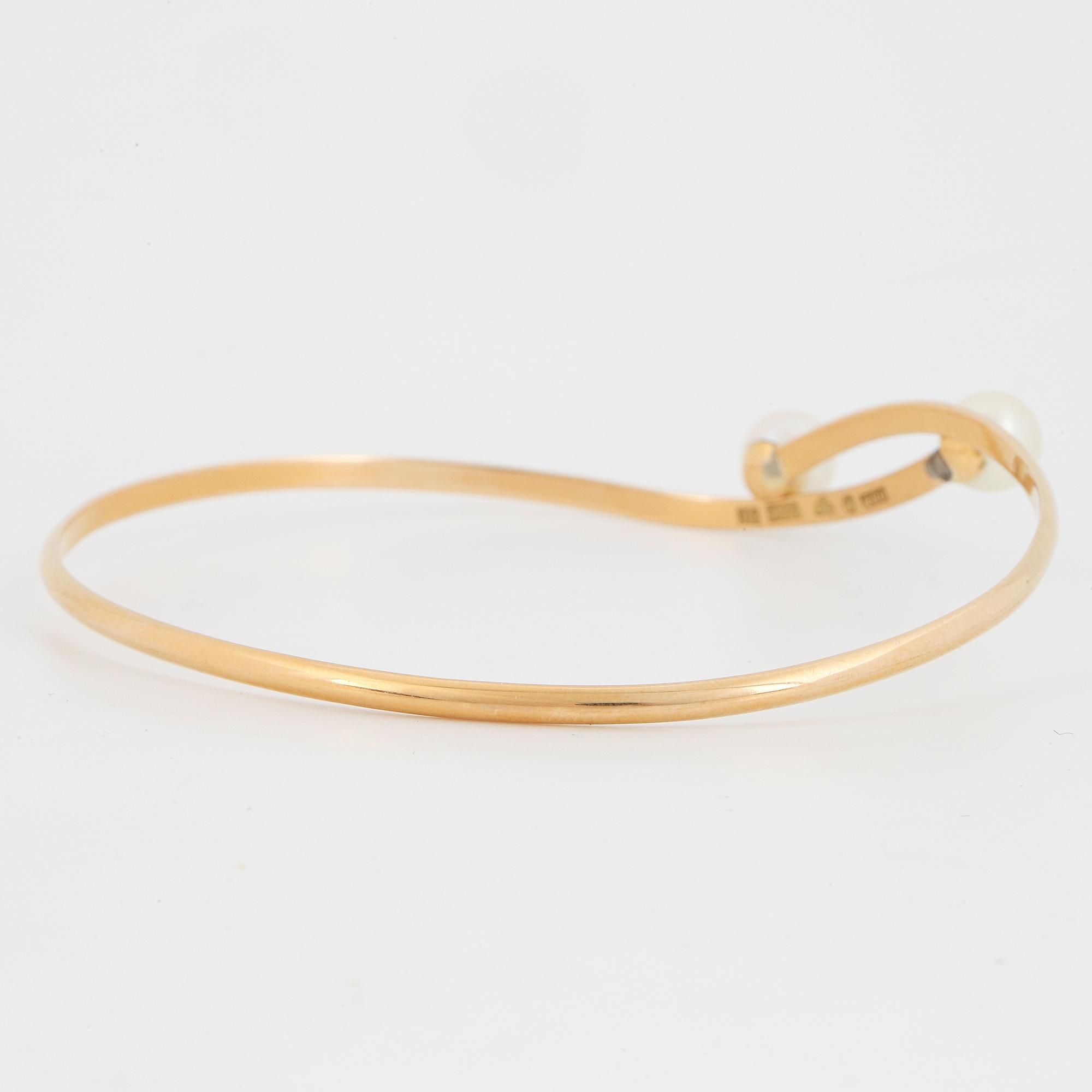 18K gold and cultured pearl bangle.