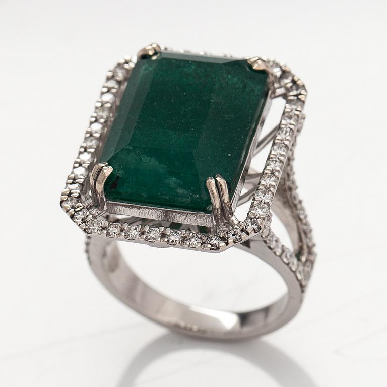 A 14K white gold ring with ca. 0.80 ct of diamonds and a emerald ca. 12.83 ct. With iGI certificate.