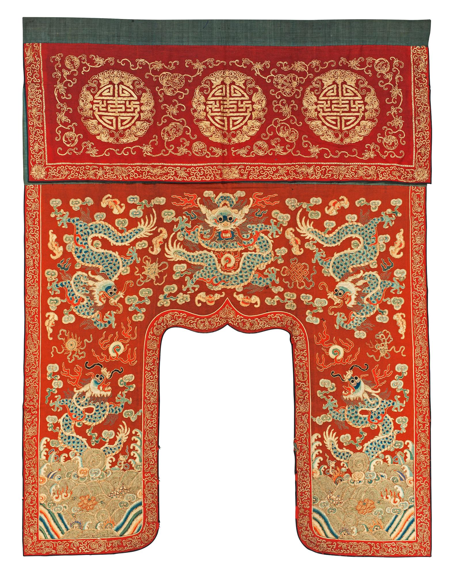 ANTIK TEXTIL. Ylle med rika broderier. Höjd 168 cm. Kina sen Qingdynasti.