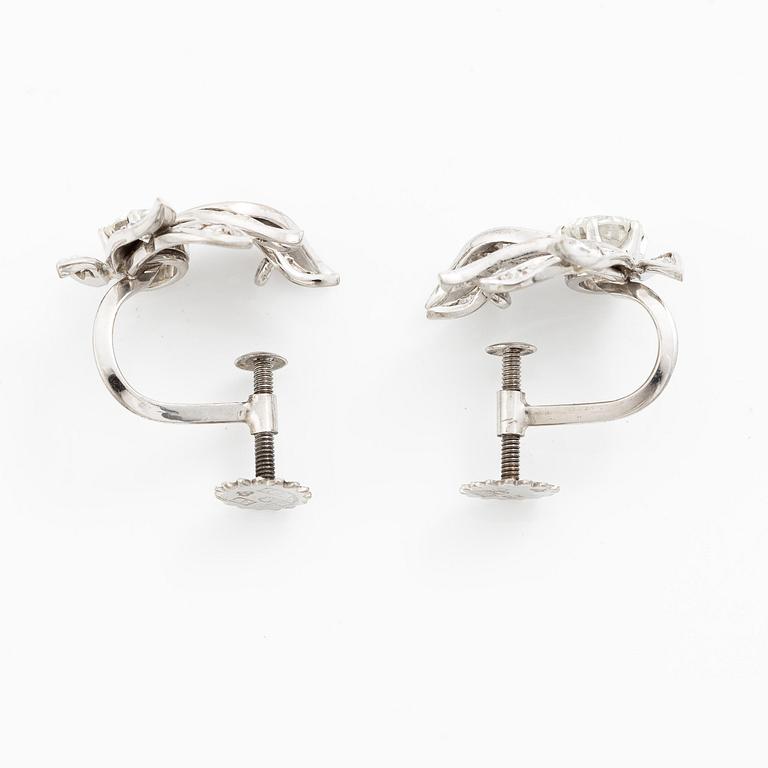 Ett par örhängen 18K vitguld med runda briljantslipade diamanter.
