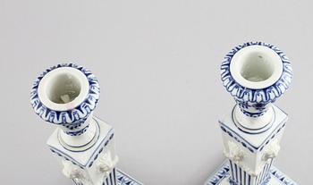 LJUSSTAKAR, ett par, porslin, "Musselmalet" Royal Copenhagen, 1900-tal.