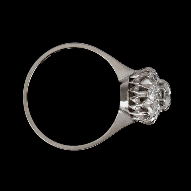 RING, 18k vitguldmed briljantslipade diamanter tot ca0.82ct enl grav. Göteborg, 1965. Vikt 3,8g.