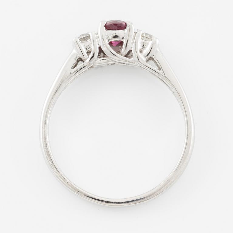 Ring 14K vitguld med rubin och briljantslipade diamanter.