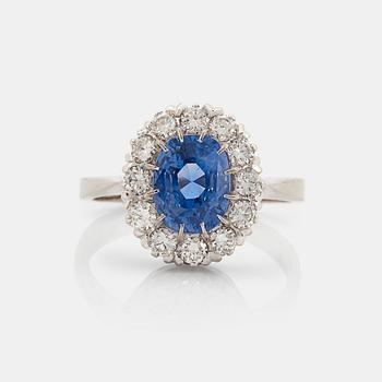 892. Ring 18K vitguld med en fasettslipad safir vikt 3.93 ct enligt gravyr samt runda briljantslipade diamanter.