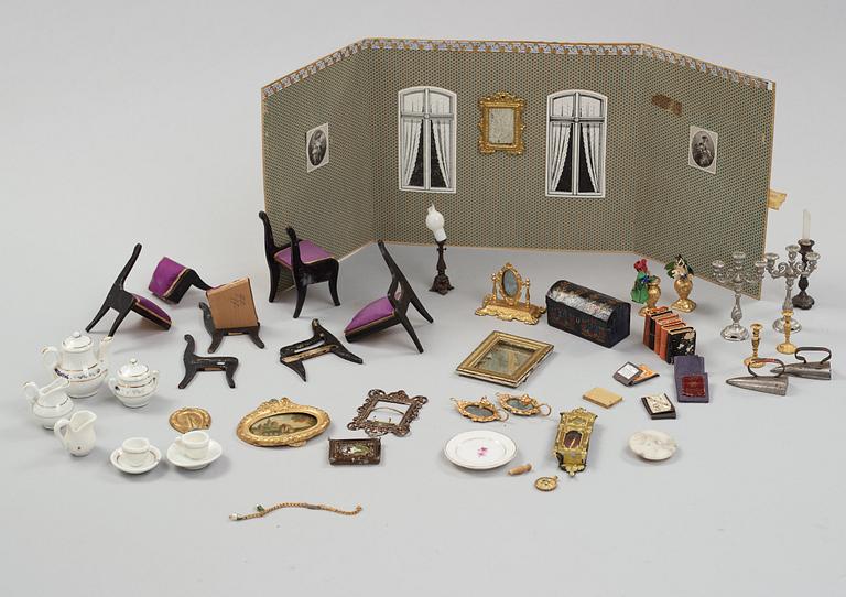 a set of dollhousefuniture and objects including Waltershausen.