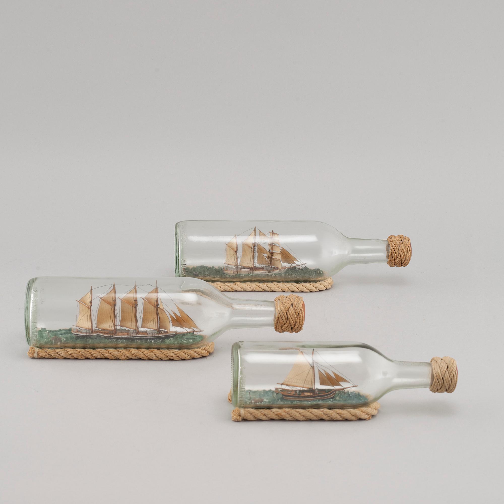 FLASKSKEPP, i glasflaska, 3 st, 1900-talets senare del.