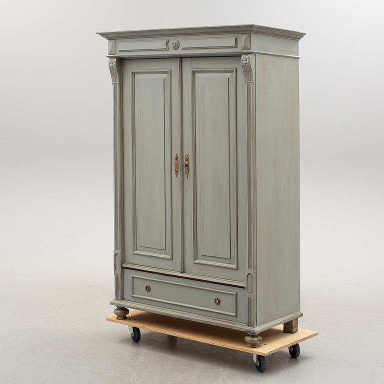 KLÄDSKÅP, omkring år 1900.