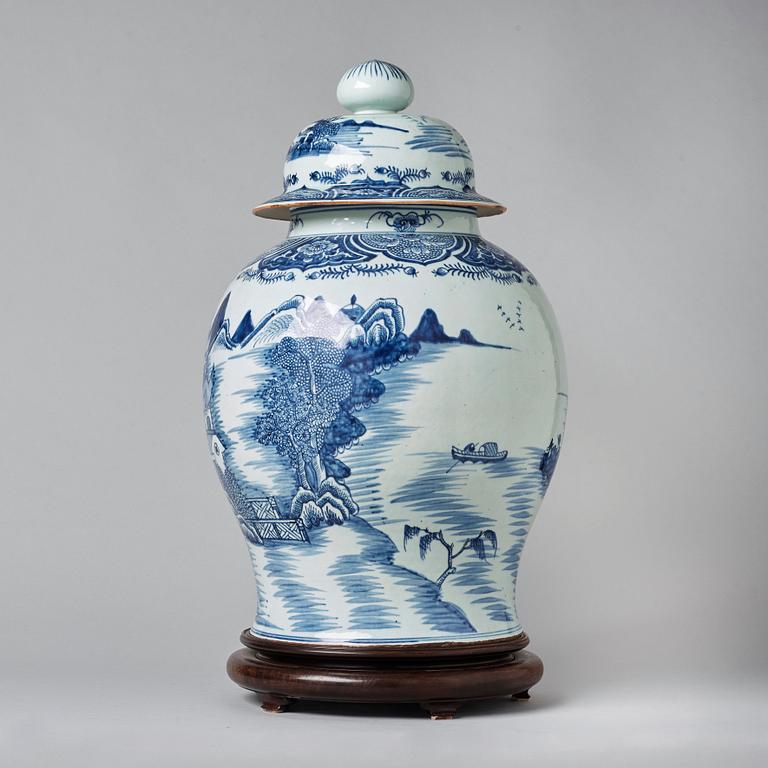 A large blue and white jar with cover, Qing dynasty, Jiaqing (1796-1820).