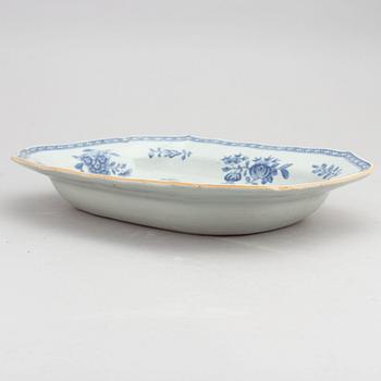 A Chinese blue and white terrine dish or tray, Qing dynasty, Qianlong (1736-1795).