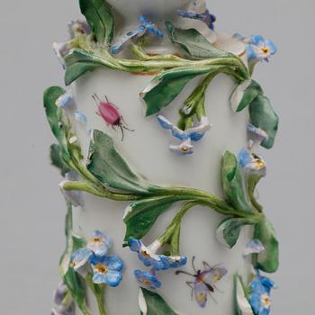 BLÄCKHORN samt LJUSSTKAR, ett par, porslin, Meissen, 18/1900-tal.