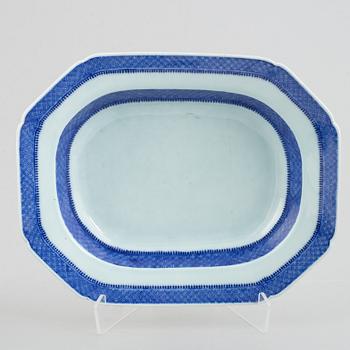 Terrin med lock och fat, kompaniporslin, Kina, Qingdynastin, Qianlong (1736-95).