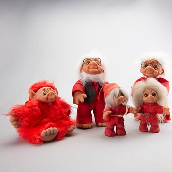 THOMAS DAM,a set of five trolls.