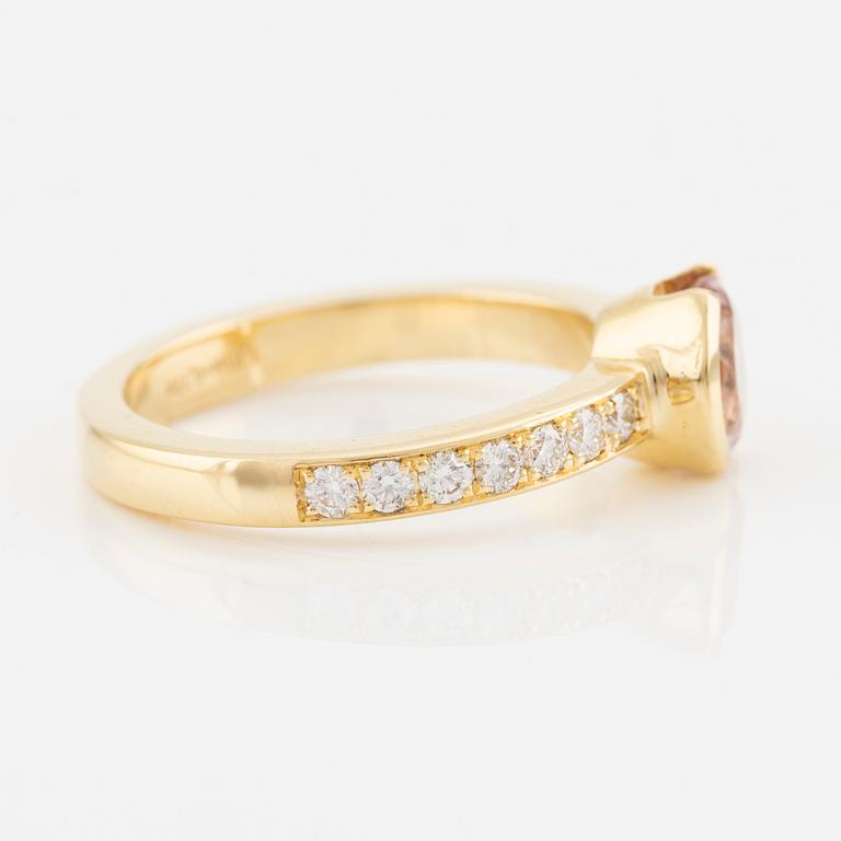 Ring in 18K gold with a faceted morganite and round brilliant-cut diamonds.