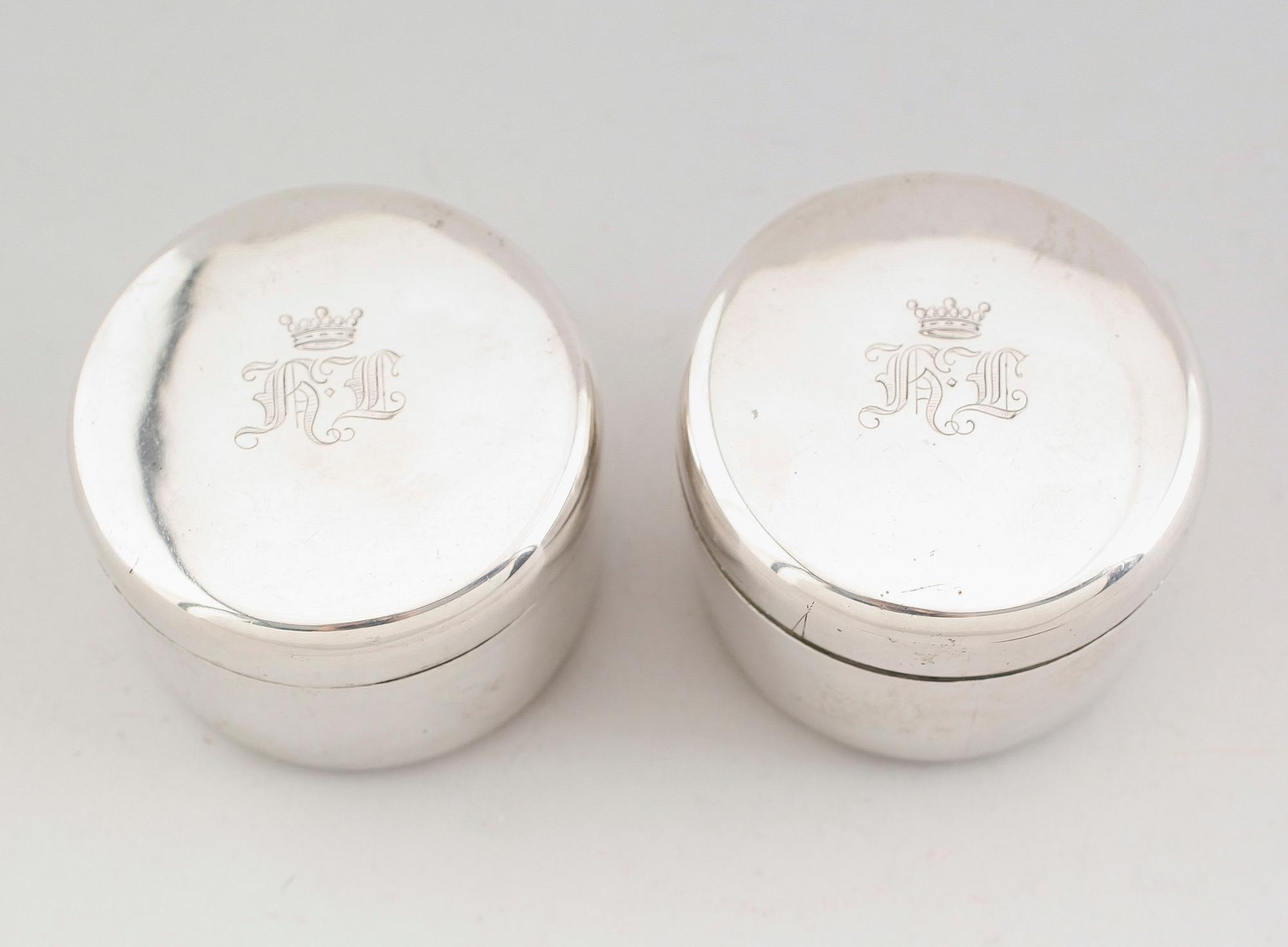 TOILETTEDOSOR, 1 par, silver, Gustaf Möllenborg, Stockholm 1837. Vikt ca 210 gram.