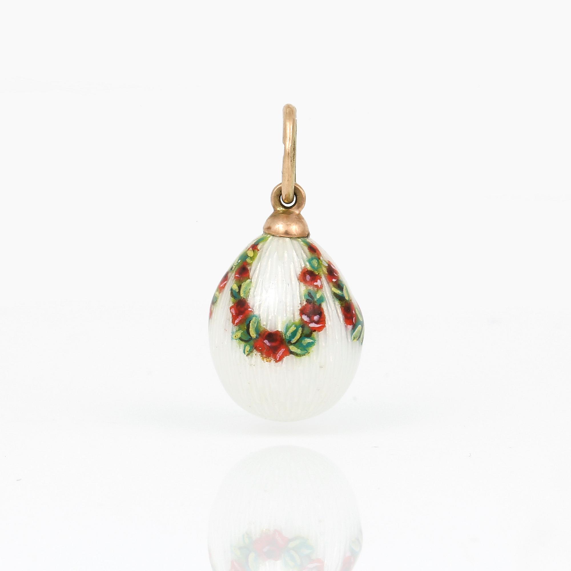 HÄNGE, silver samt 14K guld, emaljerat ägg, Ryssland. Total vikt ca 6,02 g.