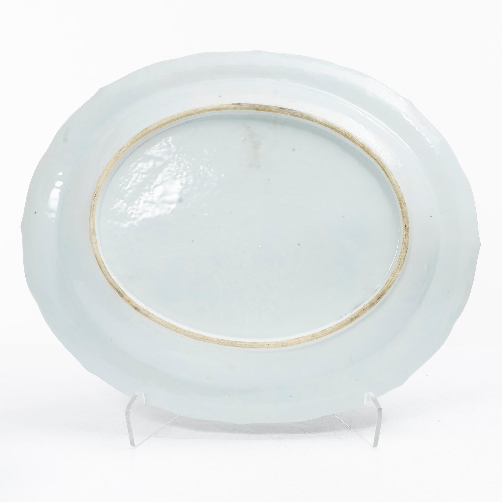 Skål samt serveringsfat, 2 st, porslin, Kina, Qianglong (1735-95) samt Jiaqing (1796-1820).