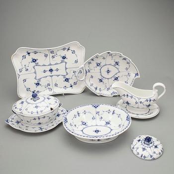 SERVISDELAR, ca 90 delar, porslin, "Musselmalet", Royal Copenhagen.