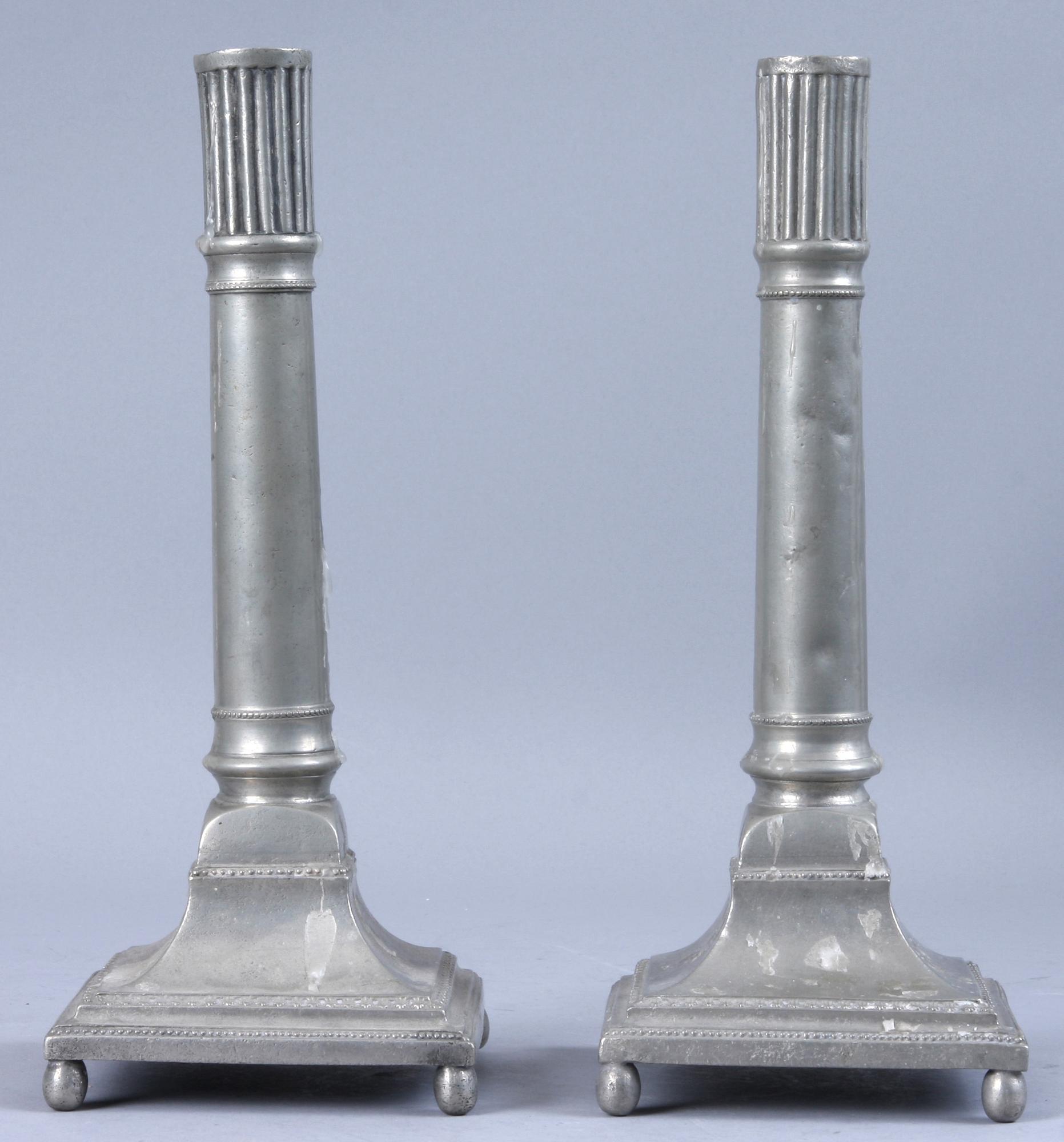 LJUSSTAKAR, ett par, tenn, 1798. Otydl mästarstämplar, troligen Vimmerby.