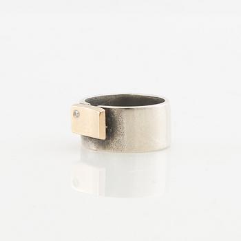 Claes Liljeroth, Ring of silver and 18K gold set with a round brilliant-cut diamond.