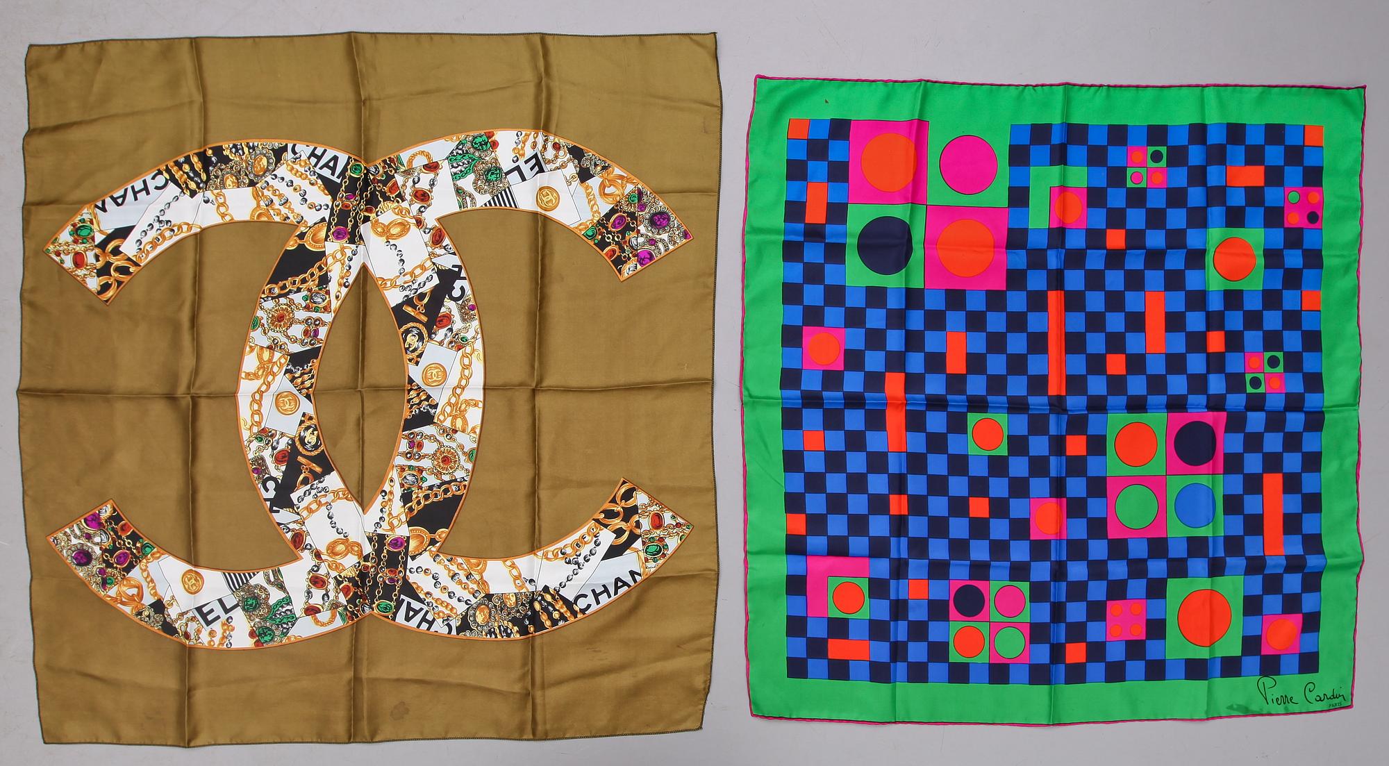 SCARVES, 2 st, Chanel samt Pierre Cardin, siden.