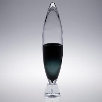 TARU SYRJÄNEN, KOSNTGLAS. "Nousu" (Stigningen), sign. Taru Syrjänen 1999.