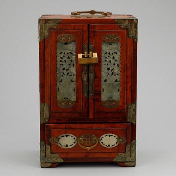 SMYCKESKRIN/MINIATYRSKÅP, trä, Kina, 1900-talets mitt/andra hälft.