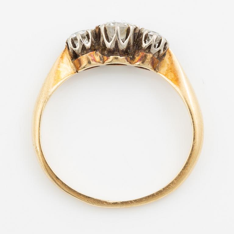 Ring 14K gold with brilliant-cut diamonds.