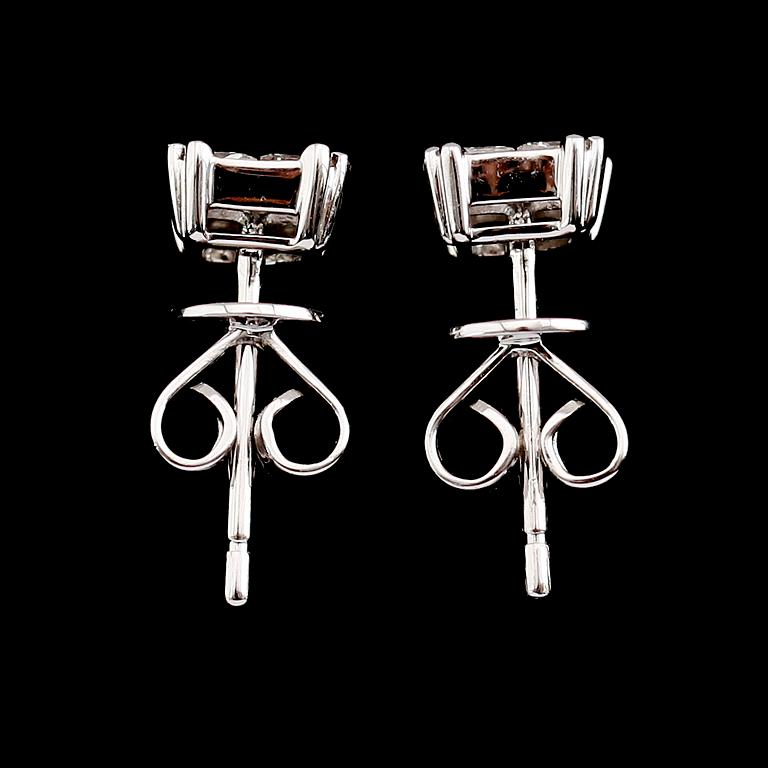 ÖRHÄNGEN, 1 par, 18 k vitguld, princesslipade diamanter tot 0.50 ct.
