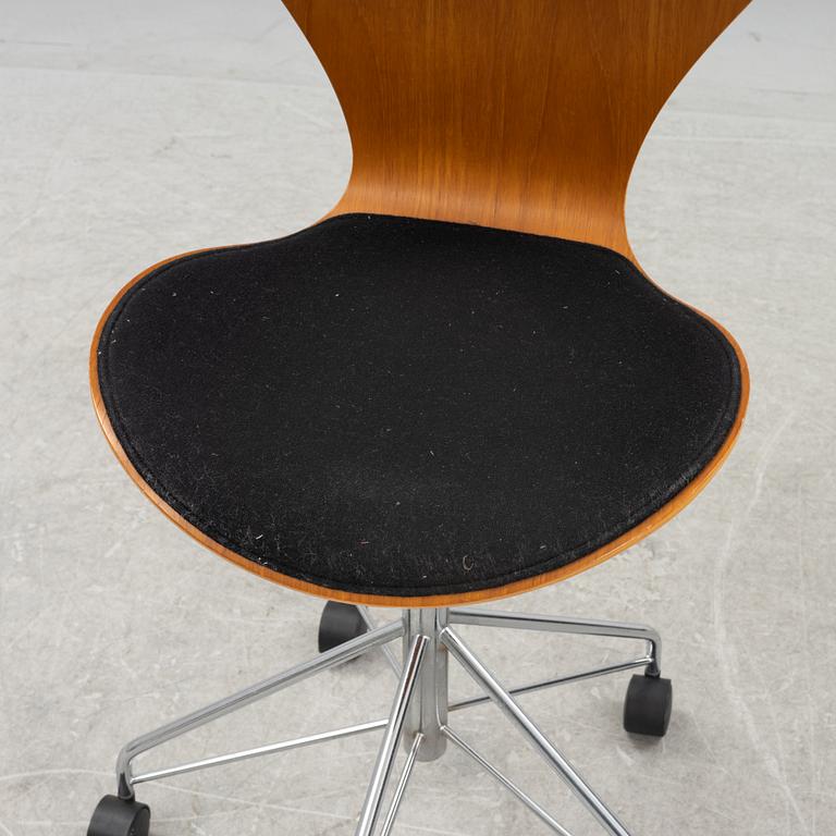 Arne Jacobsen, a 'Series 7' swivel chair from Fritz Hansen, Denmark 1994.