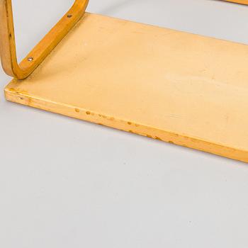 Alvar Aalto, vägghyllor, 2 st, modell 112/L för O.Y. Huonekalu- ja Rakennustyötehdas A.B 1900-talets mitt.
