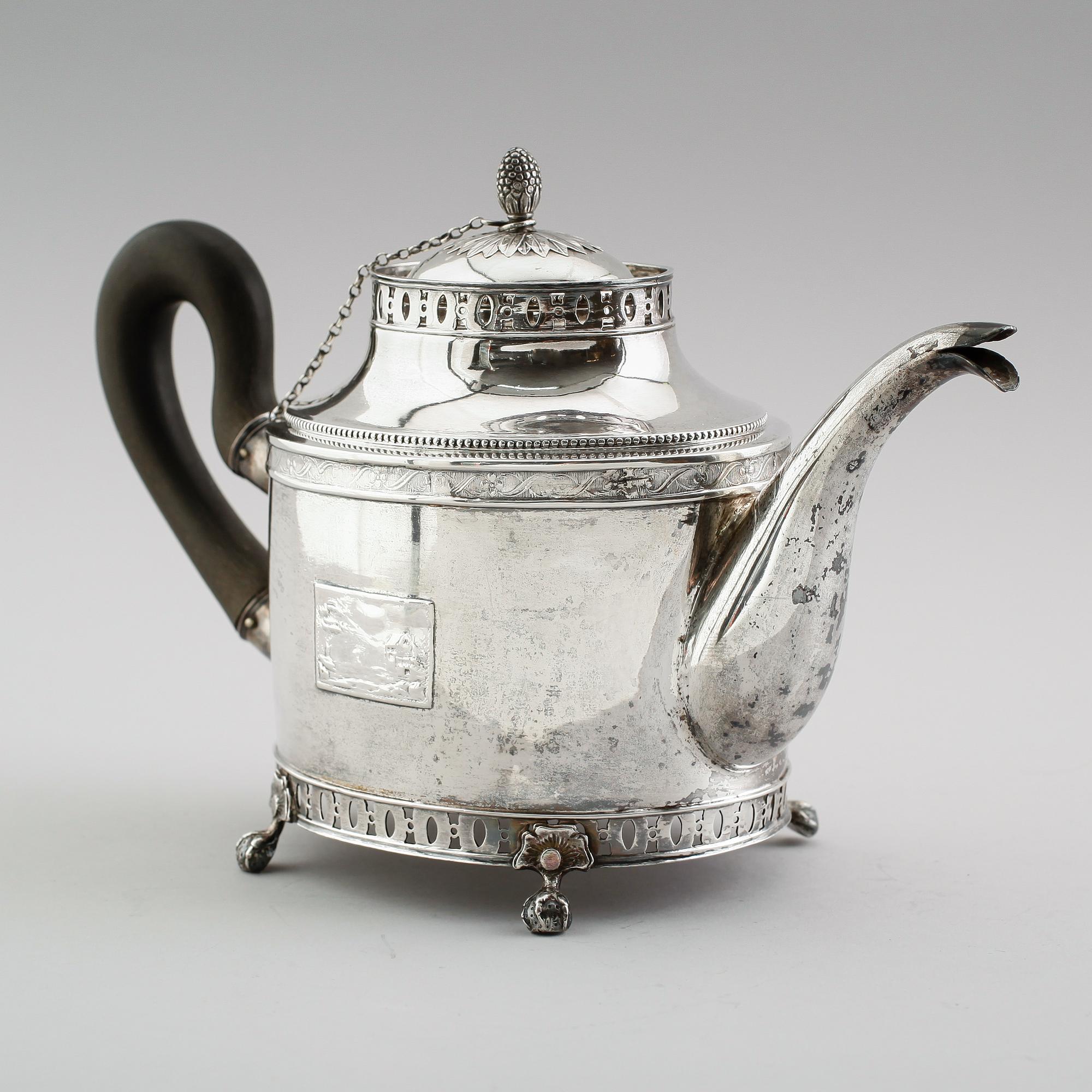 TEKANNA, silver, Olof Hagrelius, Mariefred 1820. Vikt ca 723 gram.