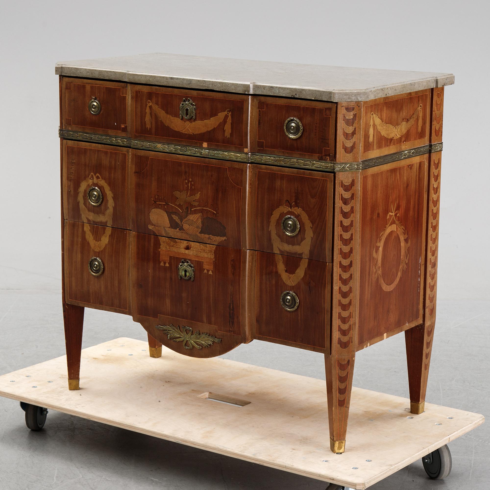 Byrå, gustaviansk stil, 1900-talets början.