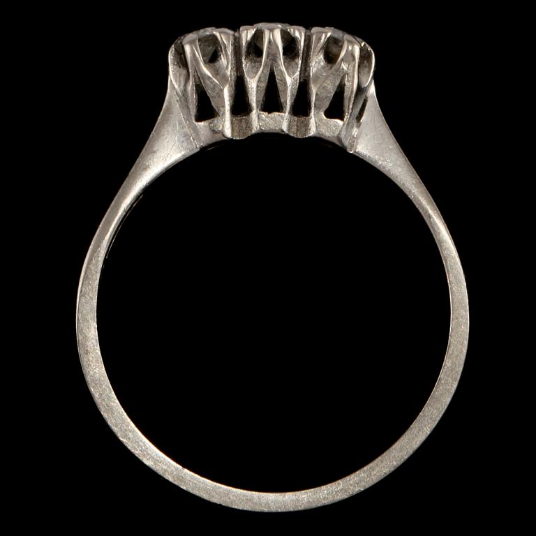 RING, 18k vitguld med tre briljantslipade diamanter tot 0.20 ct, KG Markström, Uppsala, 1972. Vikt 3 g.