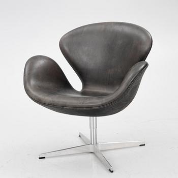 Arne Jacobsen, fåtölj, "Svanen", Fritz Hansen, 2006.