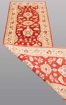 A Ziegler design runner, ca 288 x 80 cm.