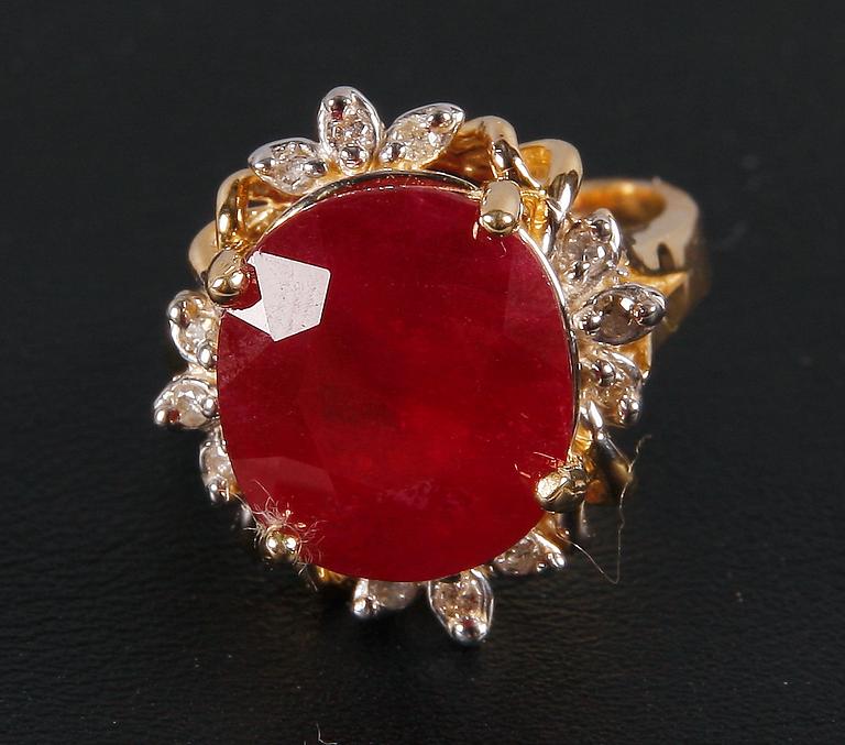RING, rubin 10,05ct, 12 diamanter sammanlagt 0,12ct samt 14k guld enl intyg.