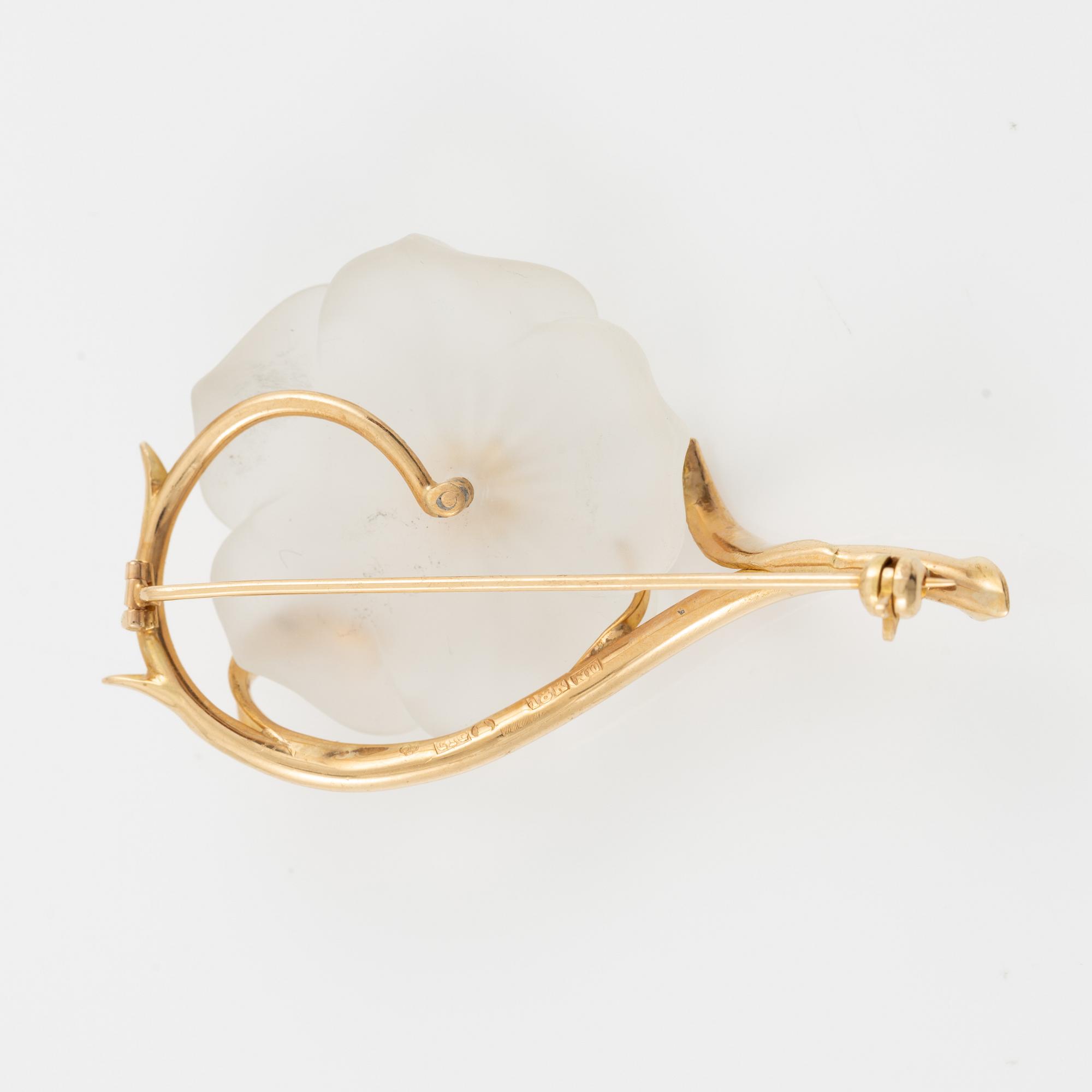 Brooch and earrings, floral, 18K gold with carved rock crystal and rose-cut diamonds.