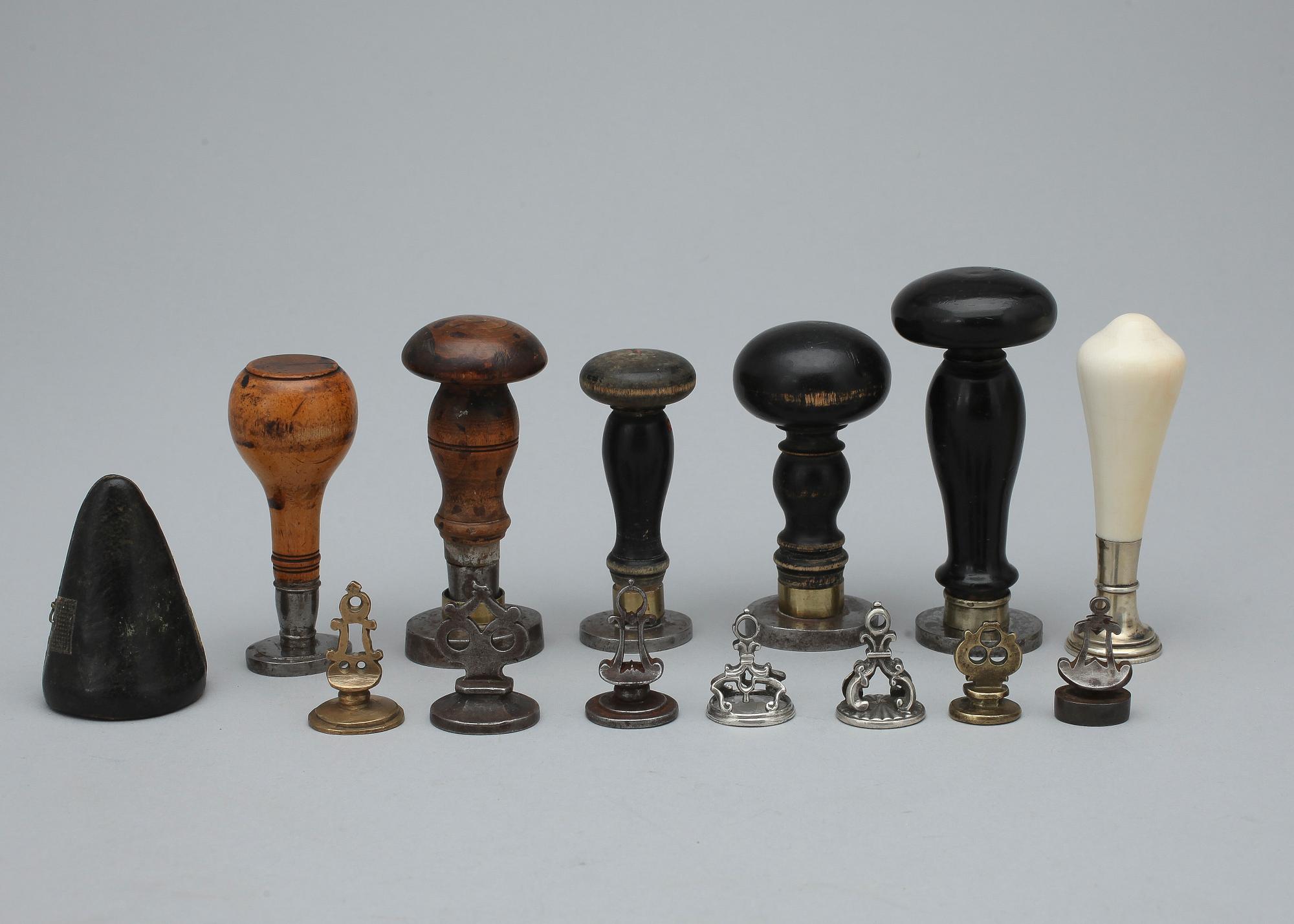 PARTI ADLIGA SIGILLSTAMPAR SAMT PETSCHAFT, bla friherrliga ätten Palmqvist, 1700-1800-tal.